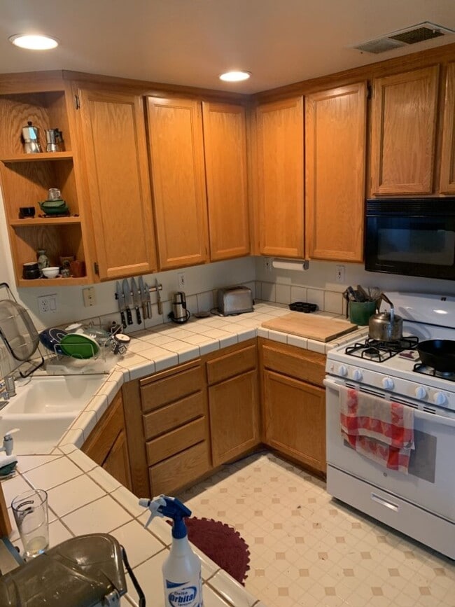 Building Photo - Fantastic 2 Bedroom 2.5 Bath Available September 1st