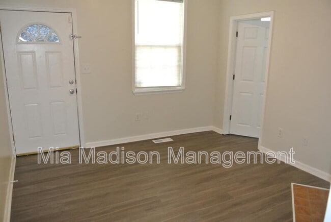 Building Photo - 1711 Le Grand St