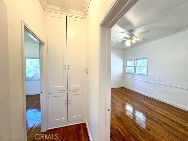 Building Photo - 1325 E Altadena Dr