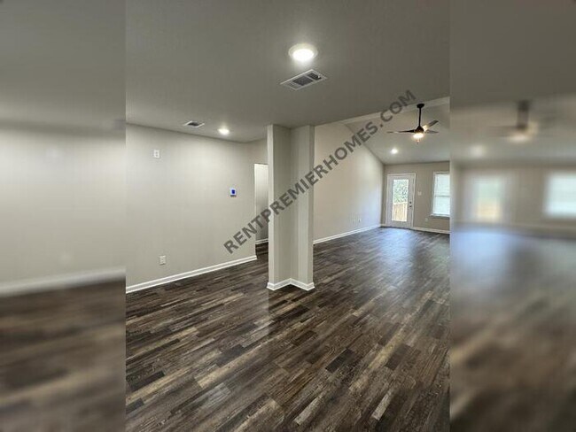 Foto del edificio - 18 Edward Dr