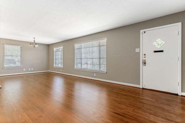 Building Photo - 2 Bedroom, 2 Bath in Old Lake Highlands