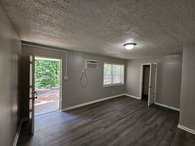 Building Photo - Live in Comfort at Evergreen Apartments in...