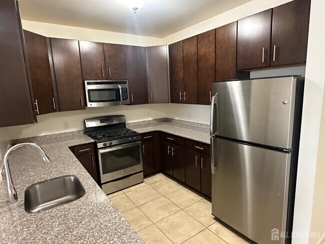 Foto del edificio - 88 Roosevelt Ave