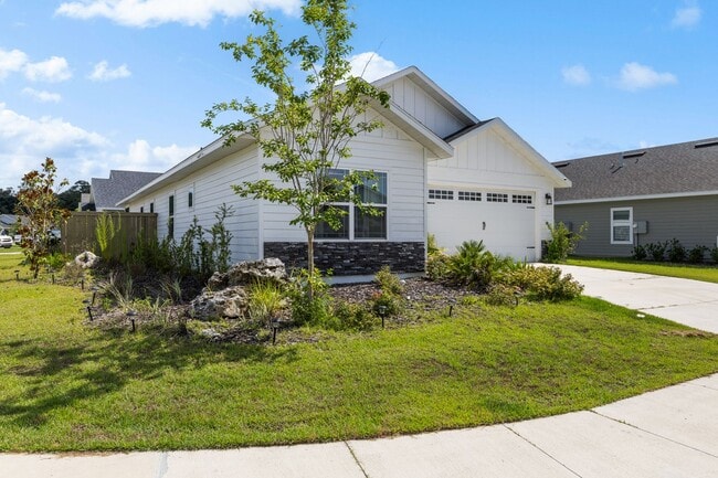 Building Photo - Stunning Home in Grand Oaks Neighborhood