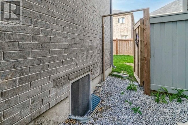 Building Photo - 1529 Devine Pt