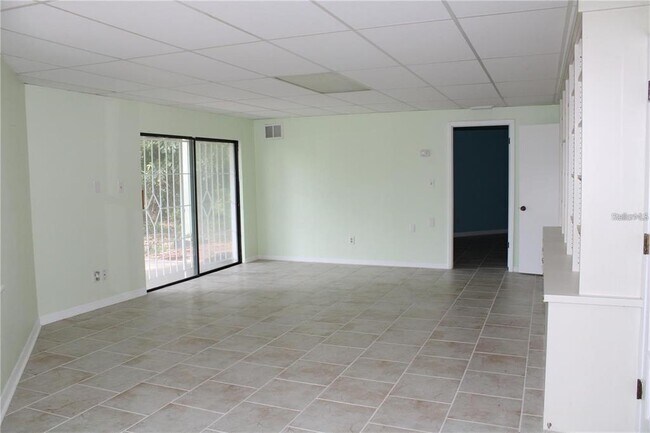 Building Photo - 5828 Oakhurst Dr