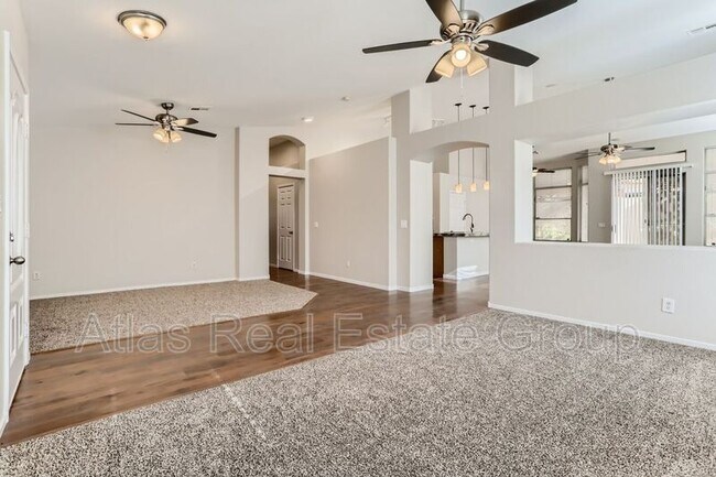 Foto del edificio - 5004 Tropical Ridge Ct