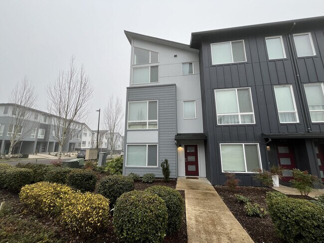 Building Photo - Three-Level Townhome with Island Kitchen, Bonus Room, Balcony & Attached Garage