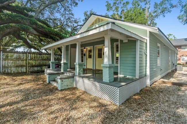 Building Photo - Live next to campus and all things Gainesv...