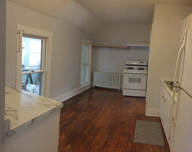 Kitchen - 958 Bluff St