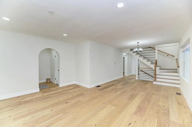 Building Photo - Portage Park 4 bed, 2.5 bath classic!