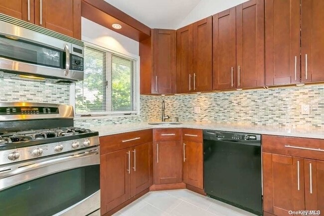 Building Photo - 11 Soundview Dr