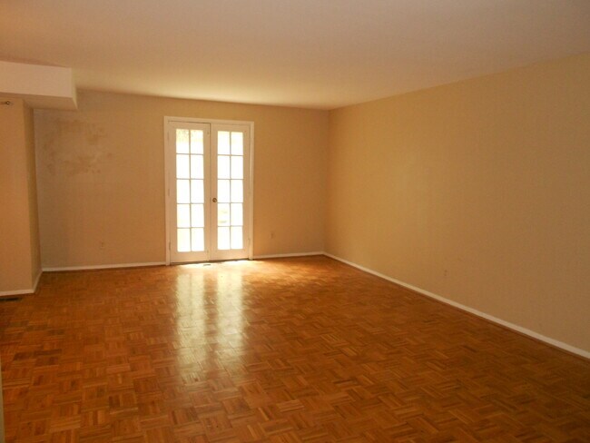 Foto del edificio - August 2026/2027 Loyola off-campus  2bd/2ba Homeland Southway Condo w/ CAC & more! - Available 8/9