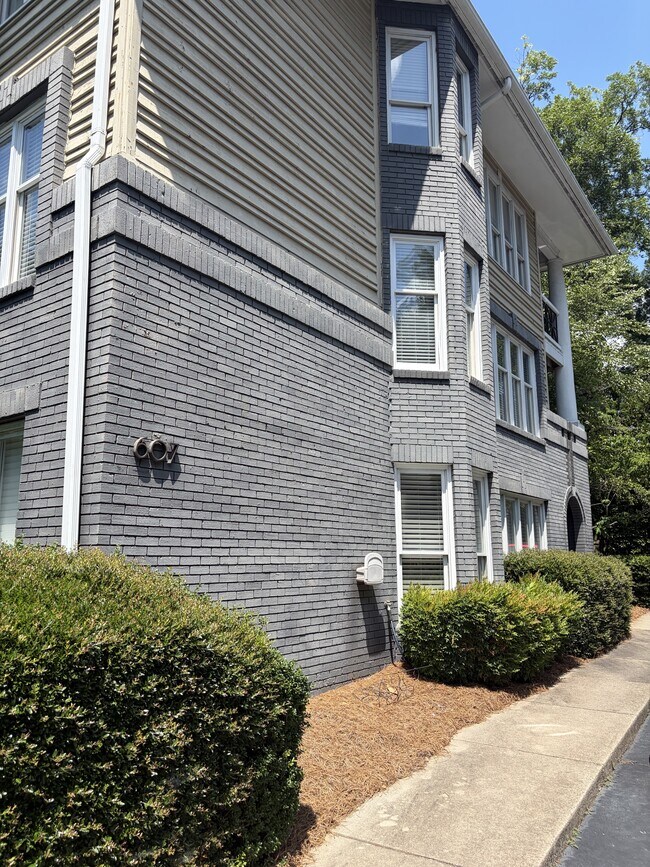 Foto del edificio - 607 Queens Rd