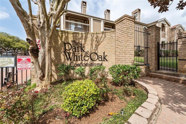 Building Photo - 1860 White Oak Dr