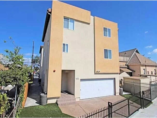 Foto del edificio - 338 E 36th St