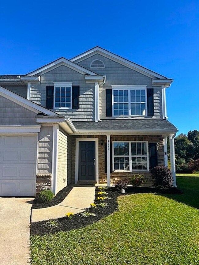 Building Photo - Spacious Northlake Home Offering Style, Co...