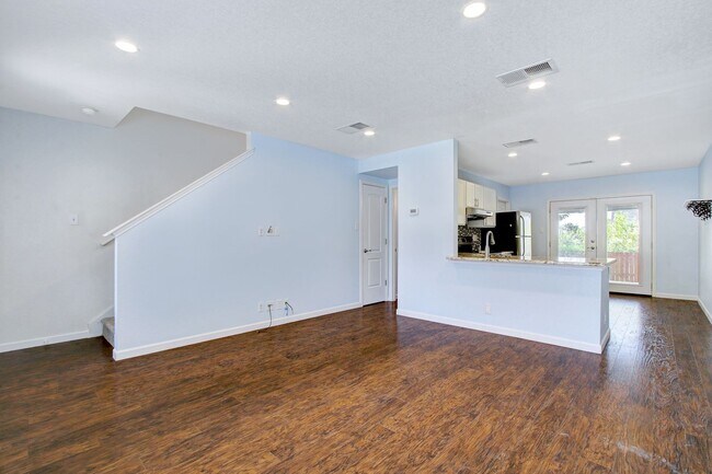 Foto del edificio - Luxury Meets Convenience in This Ideally L...