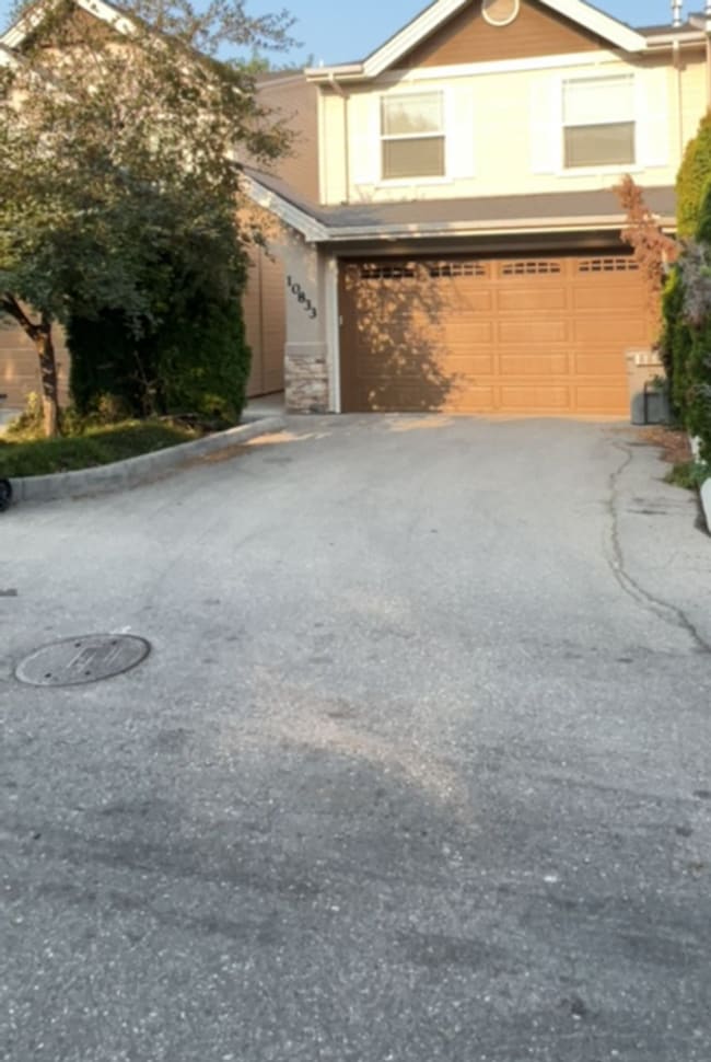 Building Photo - 3/2.5 in Boise-2 Car Garage, Fireplace, Vaulted Ceilings, Landscaping Included.