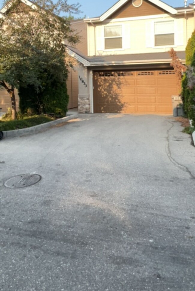 Foto del edificio - Centrally located 3bed/2.5bath townhome w/...
