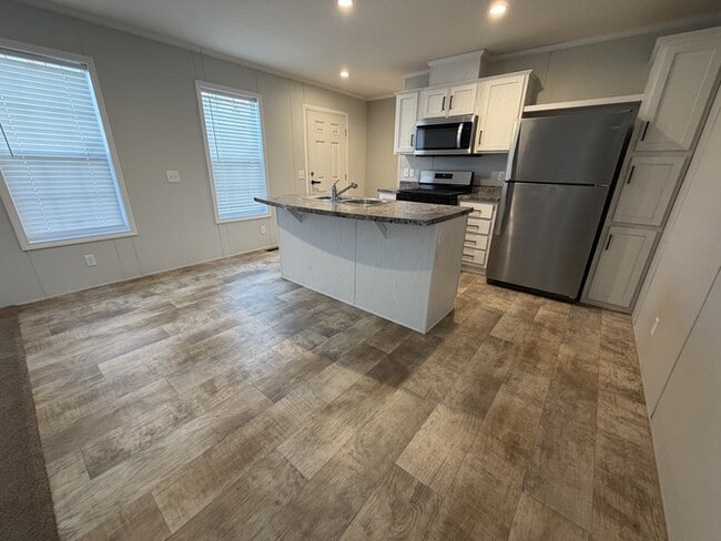 Building Photo - 15811 Villaire Ave