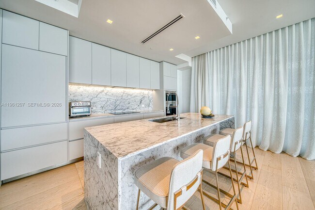 Foto del edificio - 5775 Collins Ave