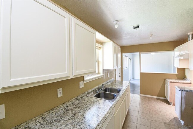 Building Photo - 6203 S Greenpark Dr