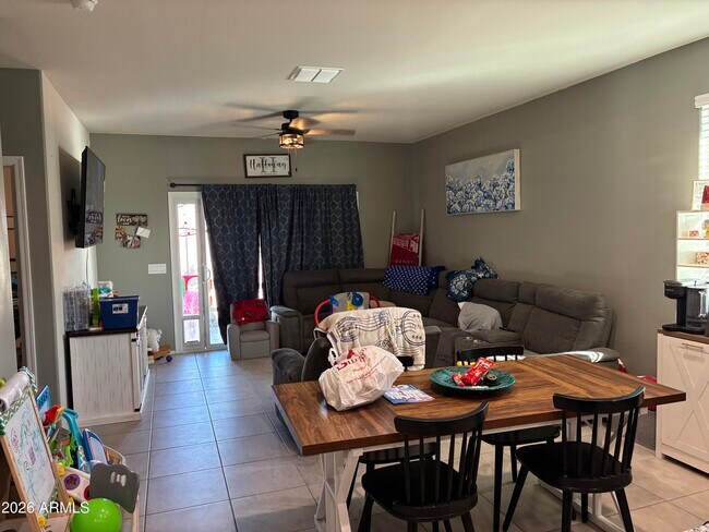 Foto del edificio - 24588 W Raymond St