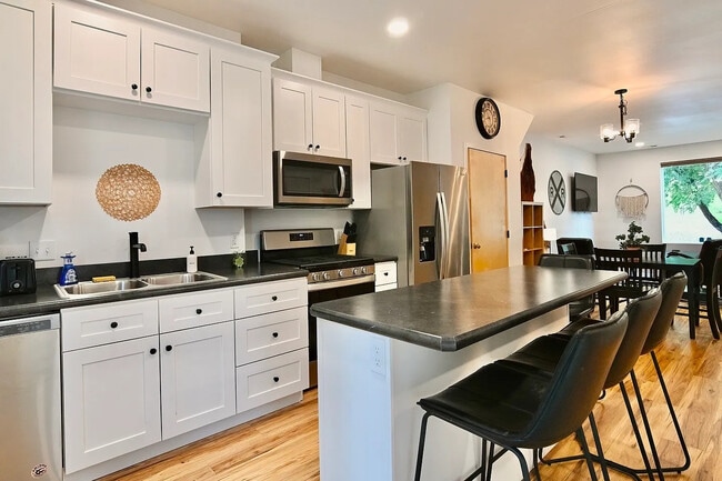 Building Photo - 829 S Main St