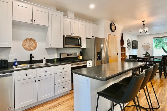 Foto del edificio - 829 S Main St