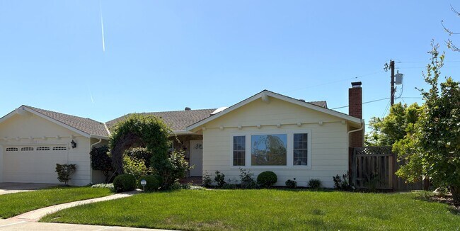 Foto del edificio - Beautifully Updated 4-Bedroom Home in Prime Mountain View Location!