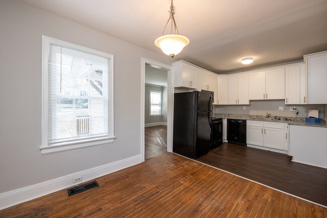 Building Photo - 1095 Deckner Ave SW