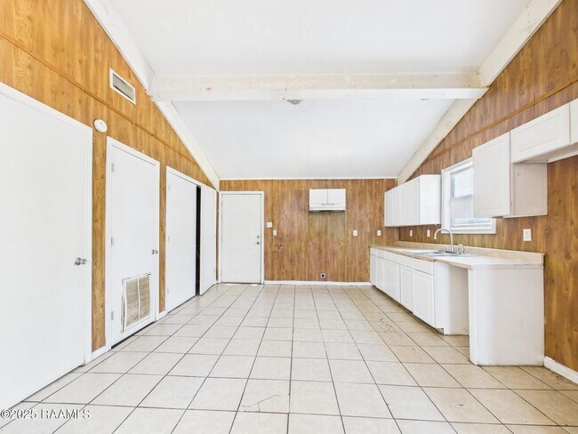 Building Photo - 111 Sternberg Dr