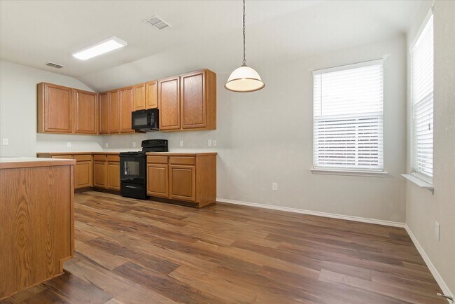 Building Photo - Great House in Quiet Neighborhood