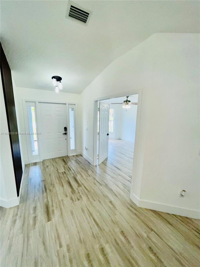 Building Photo - 272 SW Oakridge Dr