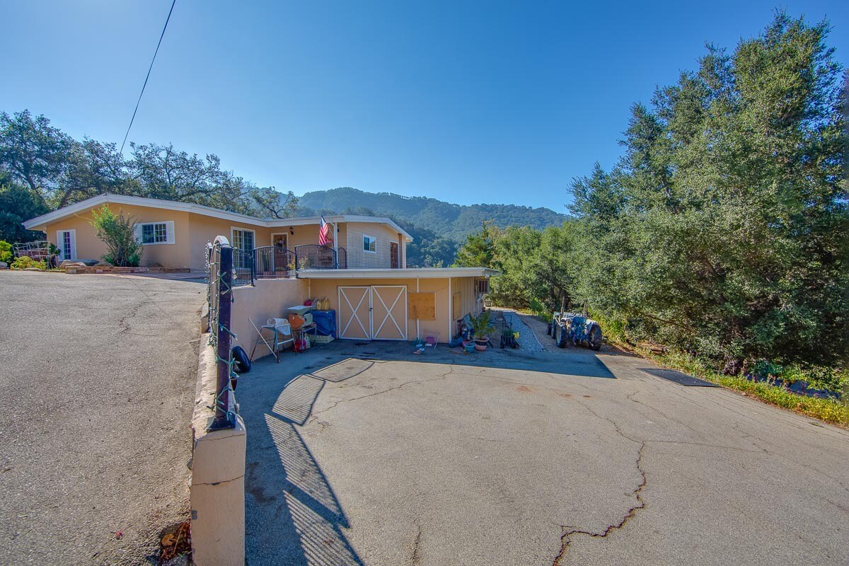 House with Garage - 10562 Creek Rd