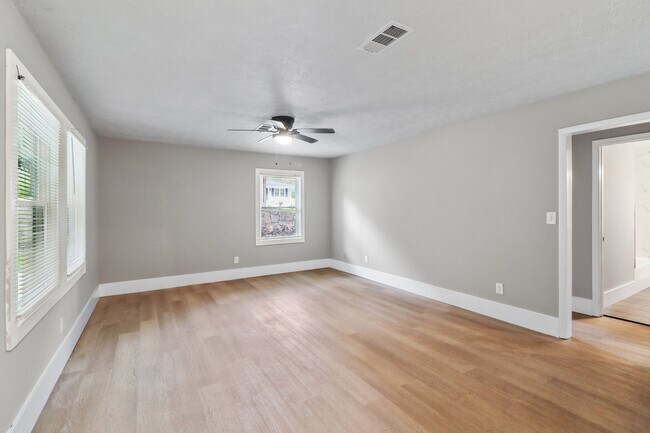 Building Photo - 723 Ford Pl
