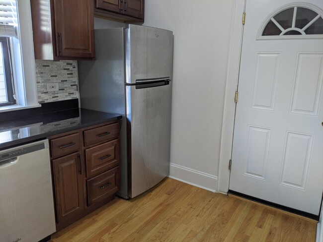 Building Photo - 716 Reba Pl
