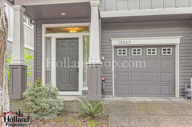 Foto del edificio - **NEW LOWERED PRICE** Charming 3-Bedroom H...
