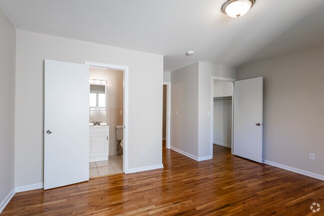 Dormitorio principal con baño - Branford Hills Apartments