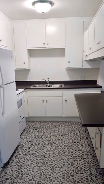 Kitchen - 415 E Cedar Ave
