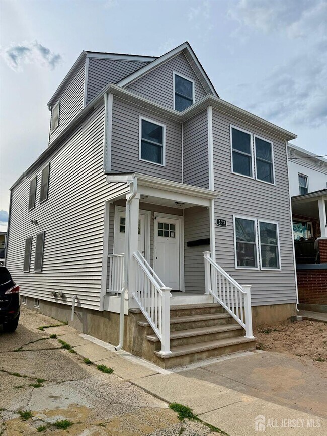 Building Photo - 273 Oak St