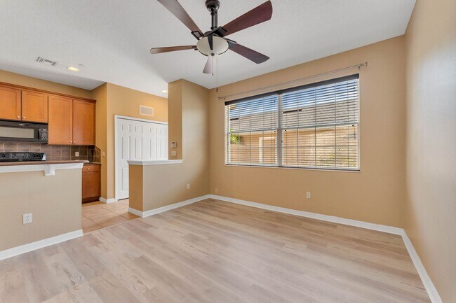 Building Photo - Beautiful 2 Bedroom / 2.5 Bath Townhome in...