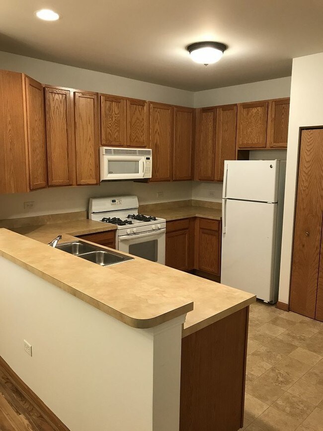 Building Photo - 529 S Lakeside Ct