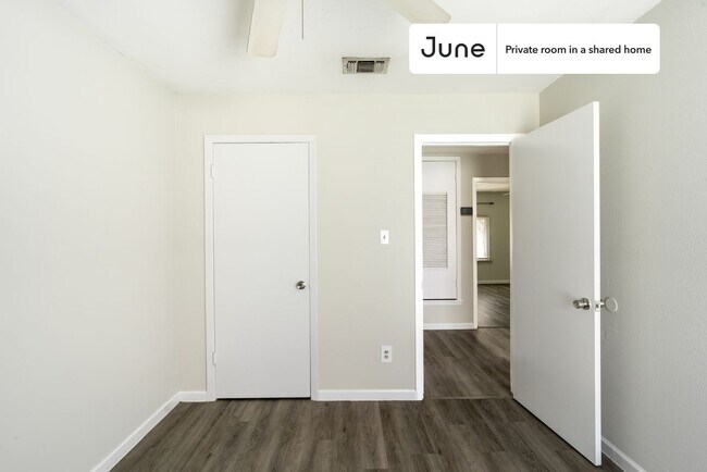 Foto del edificio - Private bedroom in 3 bed/1.5 bath Home