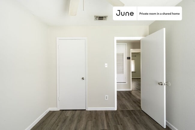 Building Photo - Private bedroom in 3 bed/1.5 bath Home