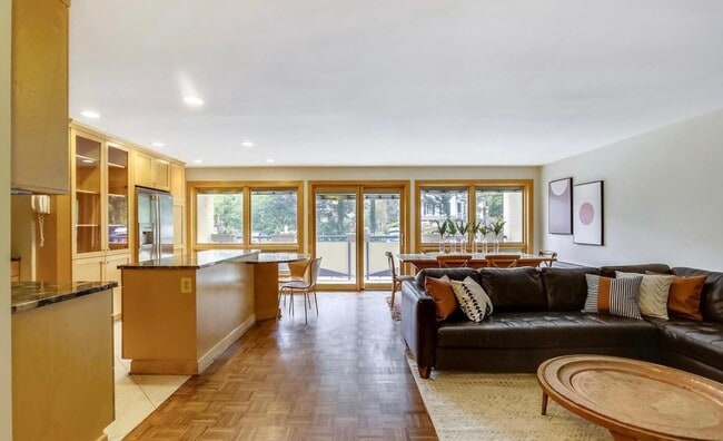 Building Photo - 4720 Chevy Chase Dr