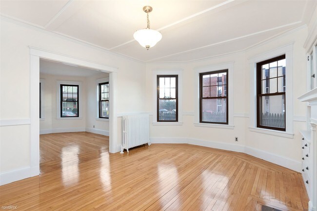 Building Photo - 3 br, 1 bath Apartment - 15 Beach St # 1