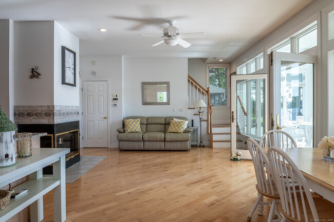 Foto del edificio - 300 Bantam Lake Rd