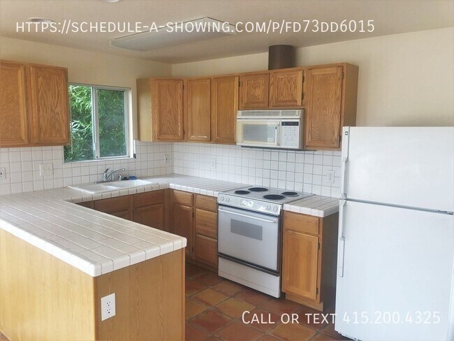 Building Photo - Spacious Two Bedroom Near Downtown Monterey